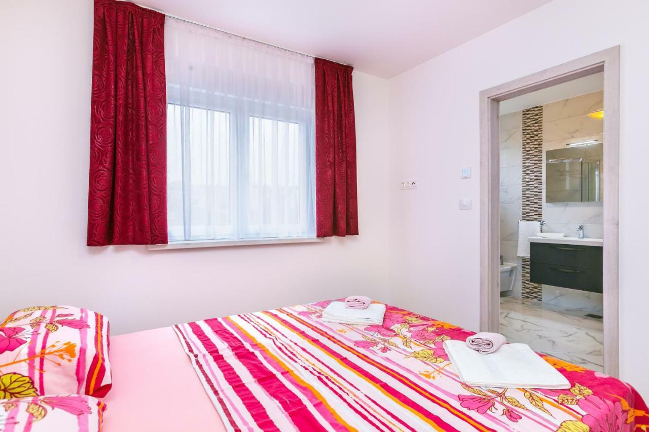 Dragan K3 Hotel Medulin Bagian luar foto